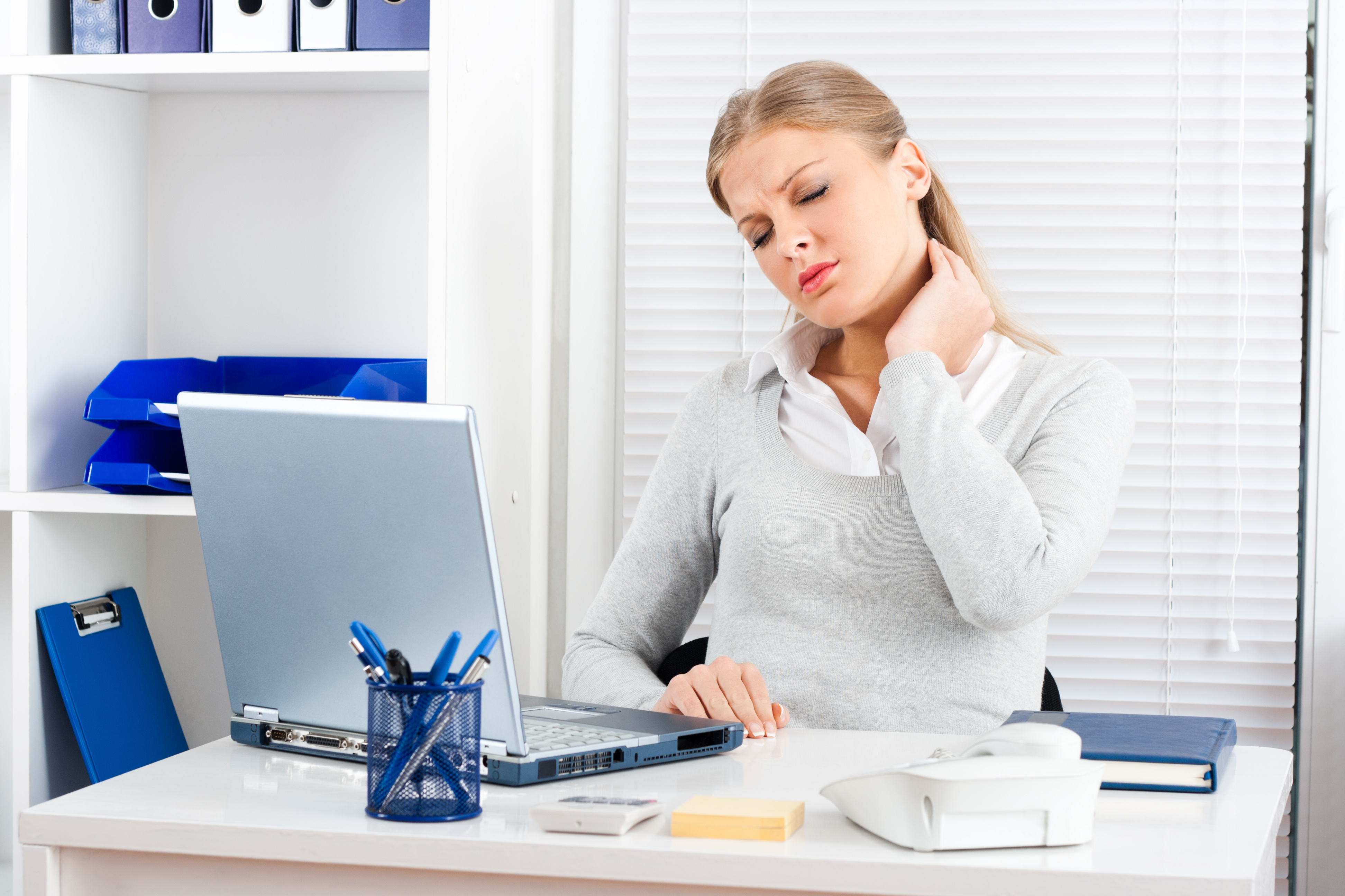 Усталость, стресс, сидячая работа — возможные причины для боли в шее и затылке